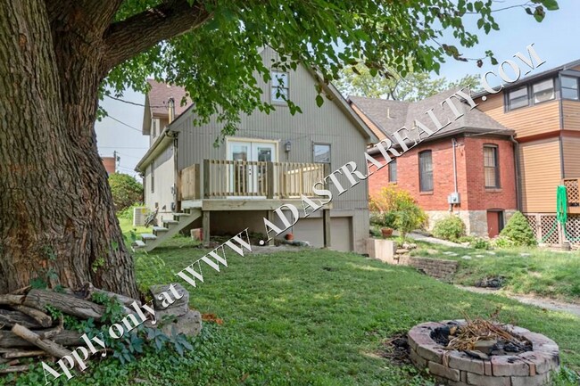 Building Photo - Inviting 3 Bedroom Close to Everything-Available in MAY!!