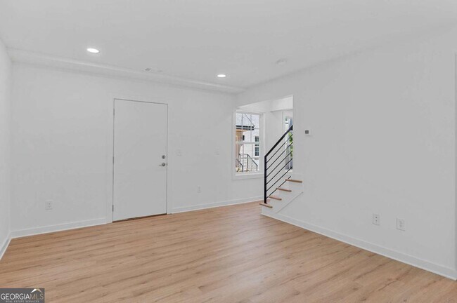 Building Photo - 237 Howard St NE