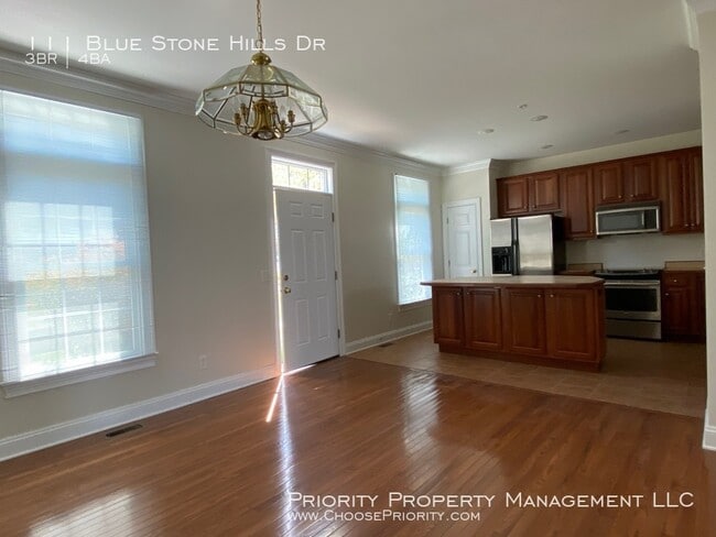 Building Photo - Gorgeous 3 Bed 3.5 Bath End Unit