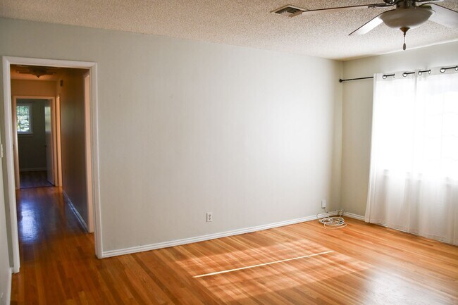 Building Photo - 1210 E Oakmont Ave