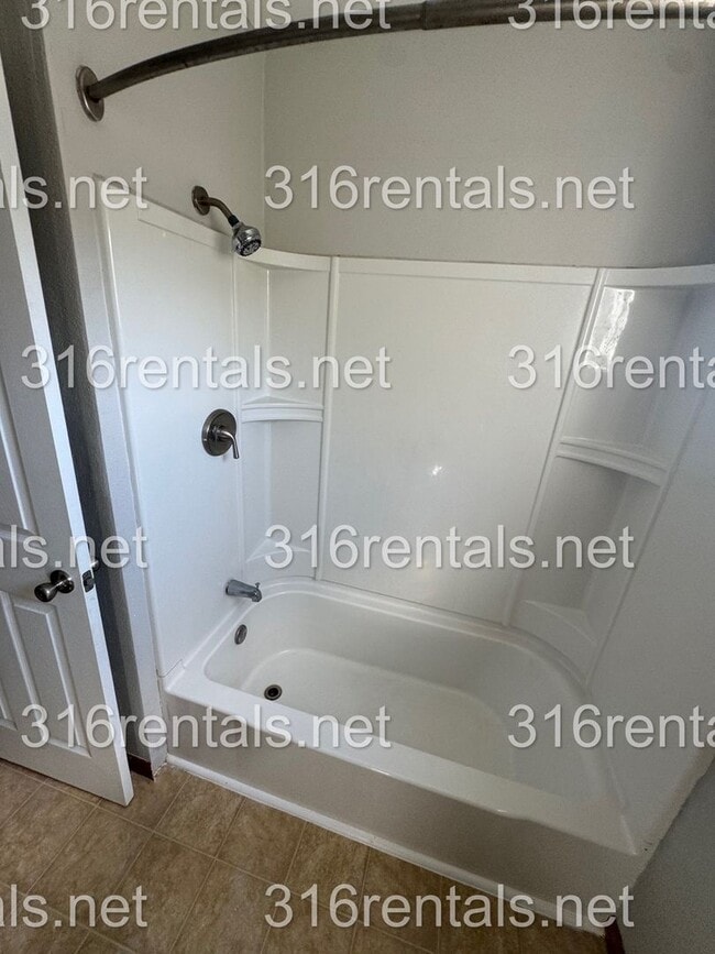 Building Photo - $850- 2 bed 1 bath - Townhomes