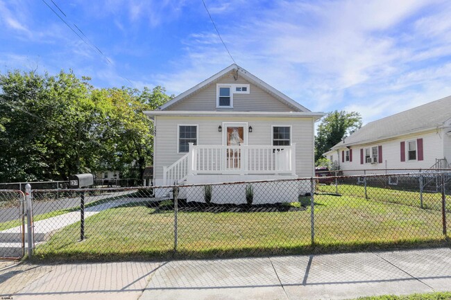 Building Photo - 137 Collins Ave