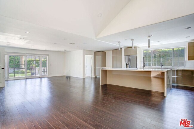 Building Photo - 2228 Nella Vista Ave