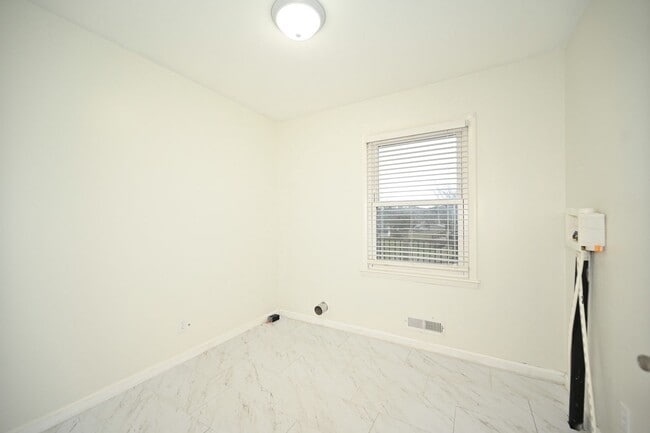 Building Photo - Cute 3-bedroom, 1 bath home with basement!