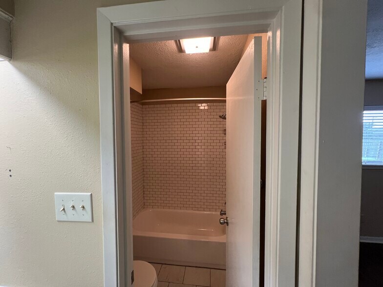 Building Photo - 3900 Windwood Cir