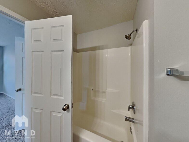 Building Photo - 615 S Mahn Ave