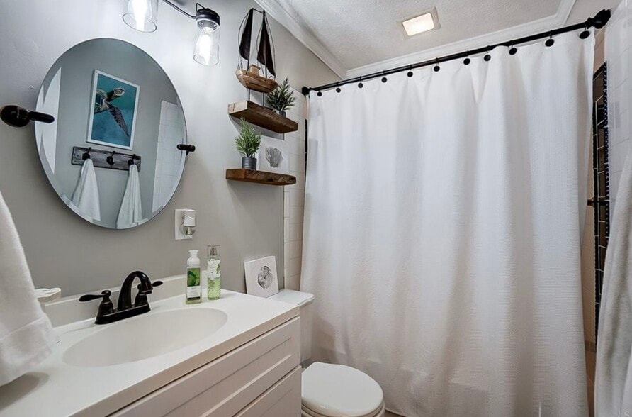 Upstairs full bath - 410 Evergreen Dr