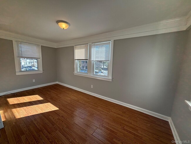 Building Photo - 52 Hoyt St