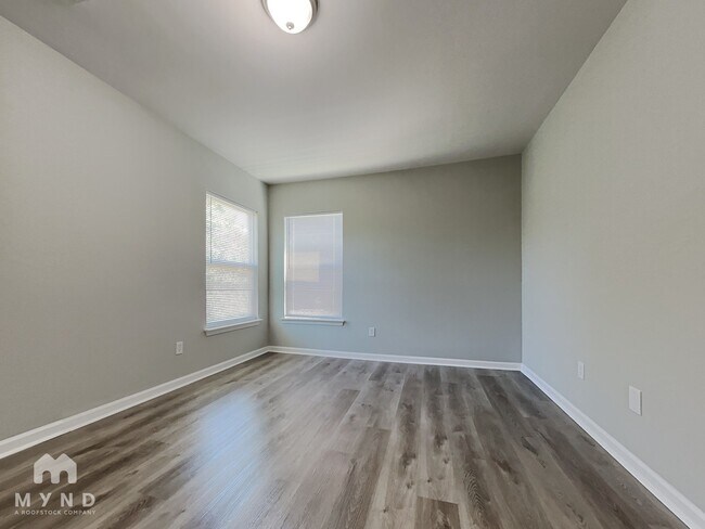 Building Photo - 1910 Sunset Village Dr