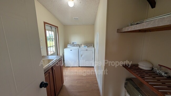 Building Photo - 13406 Lake Dr