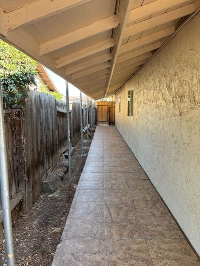 Building Photo - Clean 3 Bedroom / 2 Bathroom Home near Pac...