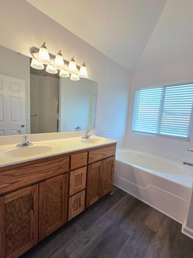 Building Photo - AVAILABLE NOW! - $500 OFF FIRST MONTH