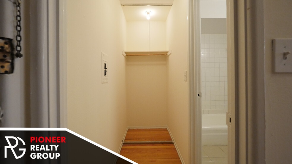 Building Photo - 524 W Oakdale Ave