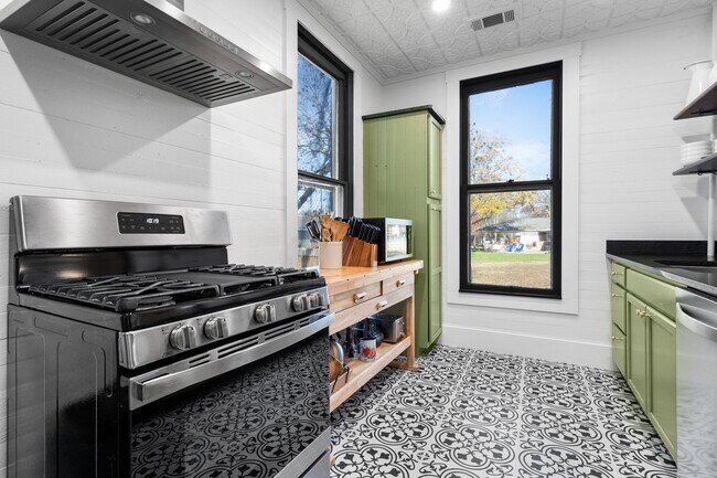 Building Photo - 676 S Waco St