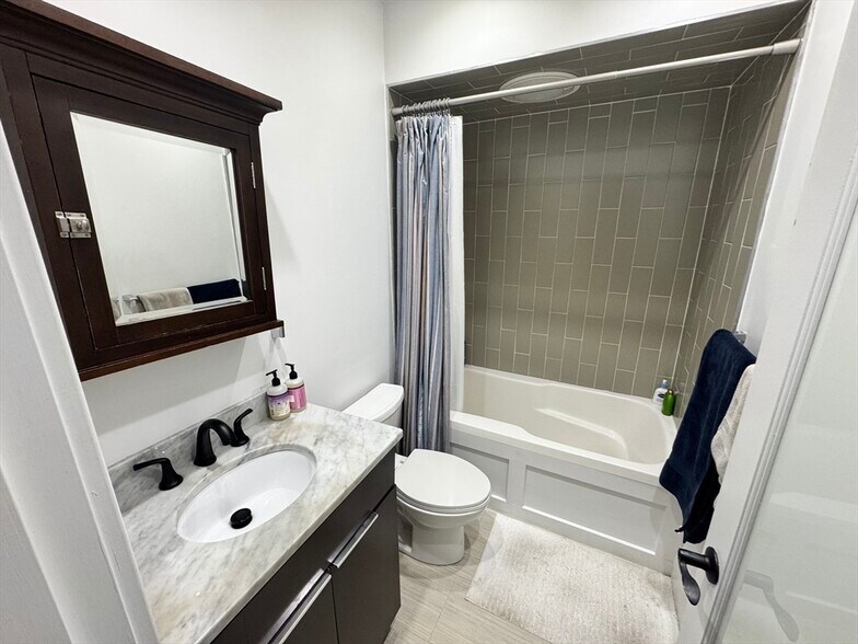 Building Photo - 252 Bowen St