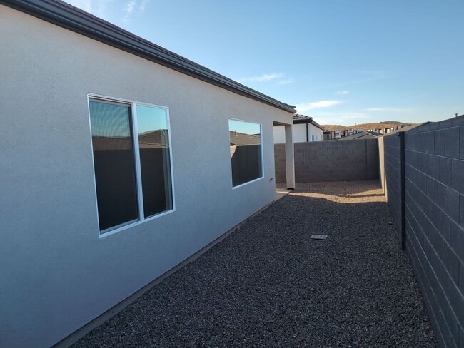 Building Photo - Modern Comfort Meets Effortless Living in Long Valley!