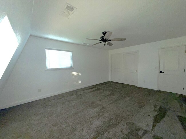 Building Photo - 4-bedroom, 2-bathroom home located in the vibrant city of Visalia, CA.