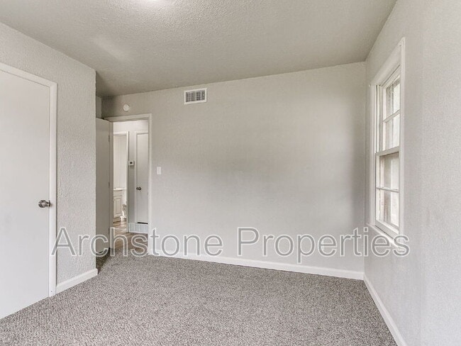 Building Photo - 2312 Mustang St