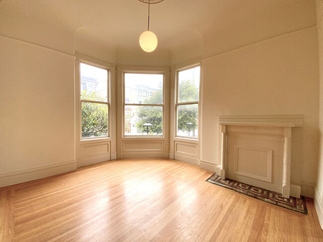 Building Photo - SPACIOUS 4BR! Laundry IN-UNIT! Great Locat...