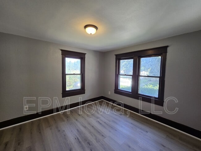 Building Photo - 124 Moir St
