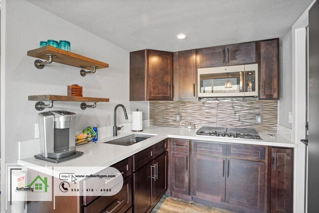 Building Photo - 3317 Riverside Dr