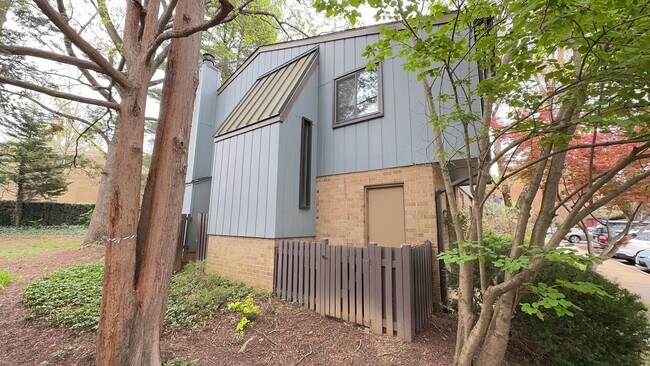 Building Photo - Relaxing 4 Bed 2 Bath End Unit Townhome In...
