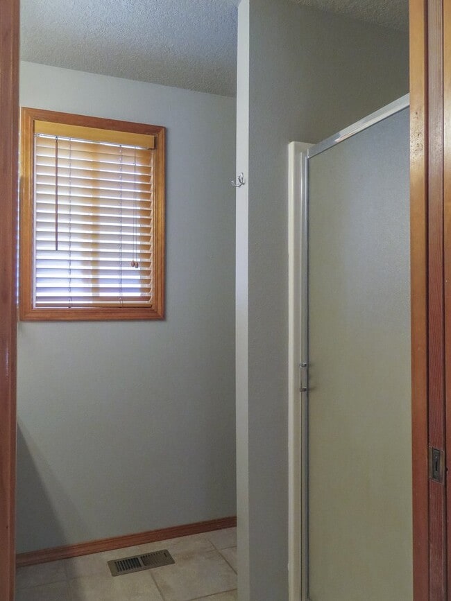 Building Photo - Charming 3 bedroom 2 bathroom home availab...