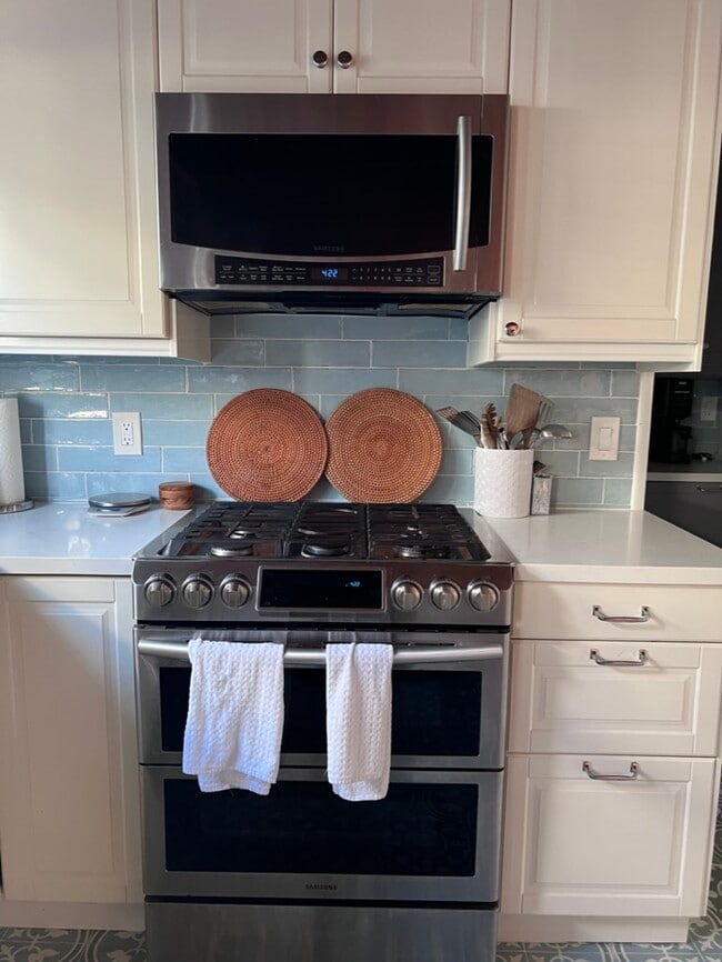 Building Photo - 3200 Oak Ave