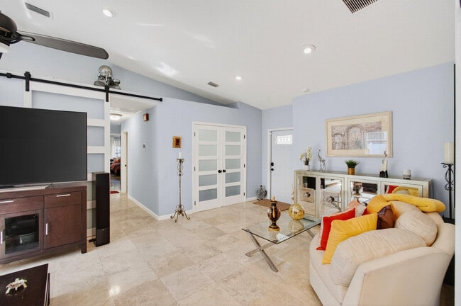 Building Photo - 7076 Middlebury Dr