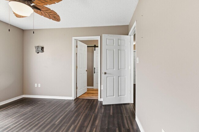 Building Photo - 122 Nivana Dr