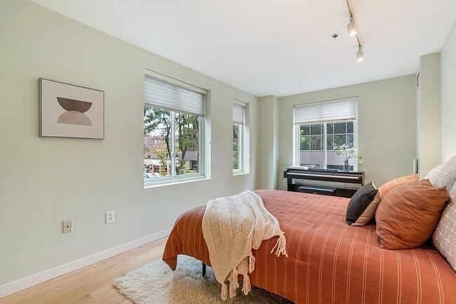 Building Photo - "Spacious 2-Bed Retreat with Granite Touches & Pool Access in Cambridge's Heart!"