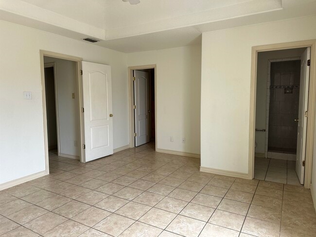 Building Photo - 1000 Ranchway Dr