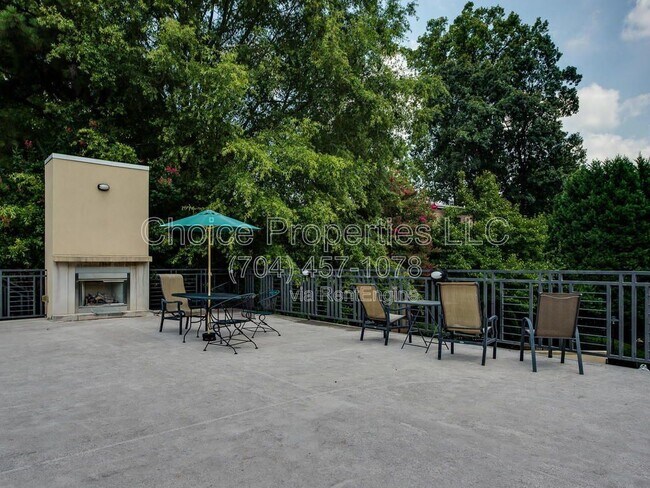 Building Photo - 227 N Dotger Ave