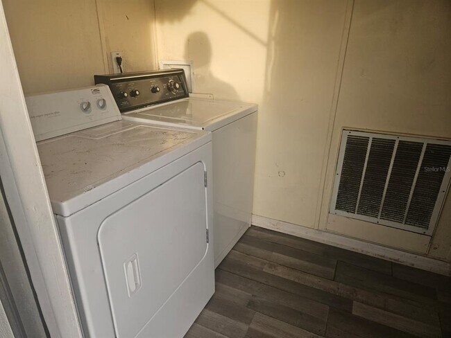 Building Photo - 129 4th St