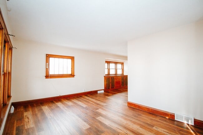 Building Photo - 513 Hampton Ave