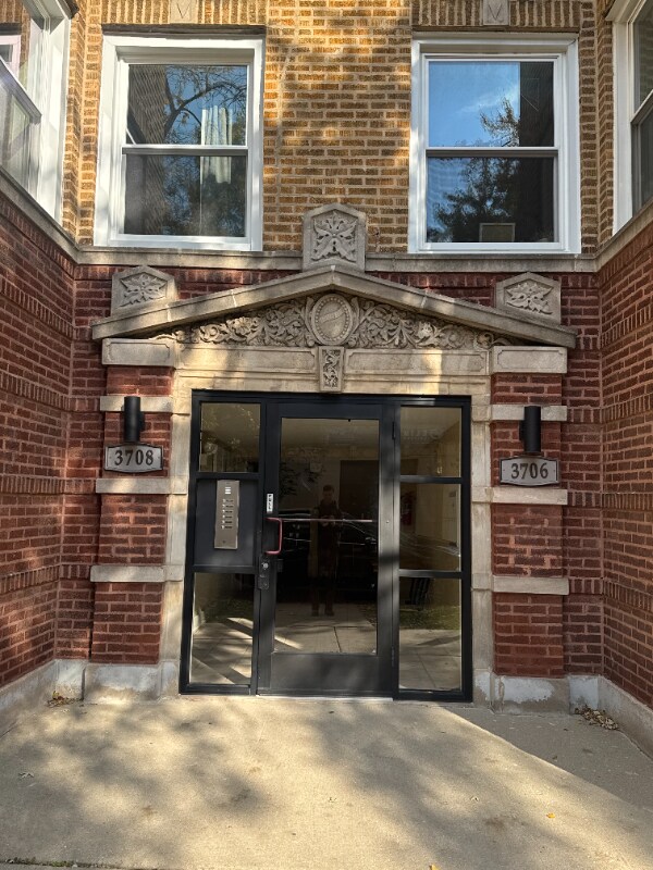 Building Photo - 3708 W Ainslie St