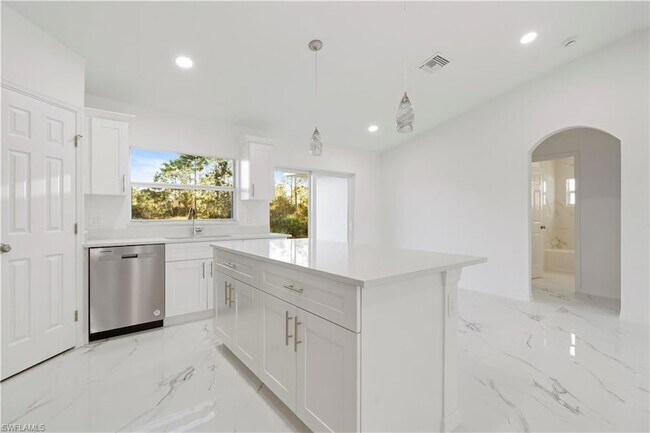 Building Photo - 732 Asher St E