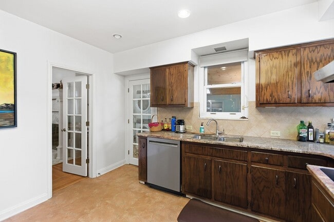 Building Photo - Stunning 5 Bedroom 2.5 Bathroom Home in Squirrel Hill