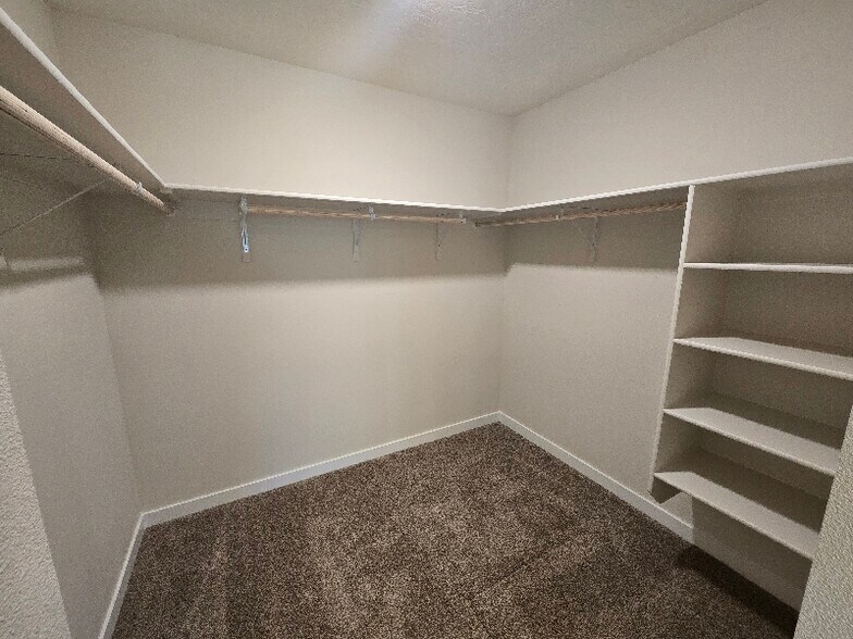 Building Photo - 323 Omphale St W