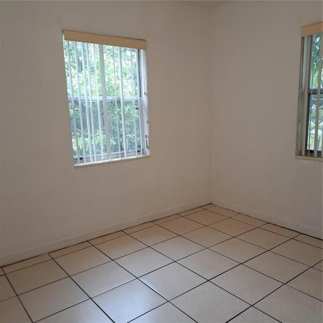 Building Photo - 627 61st Ave S