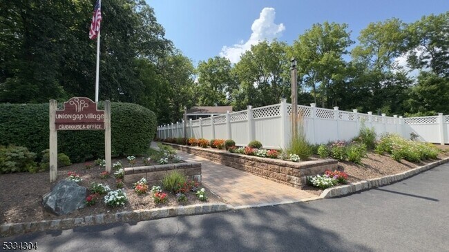 Building Photo - 5 Evergreen Dr