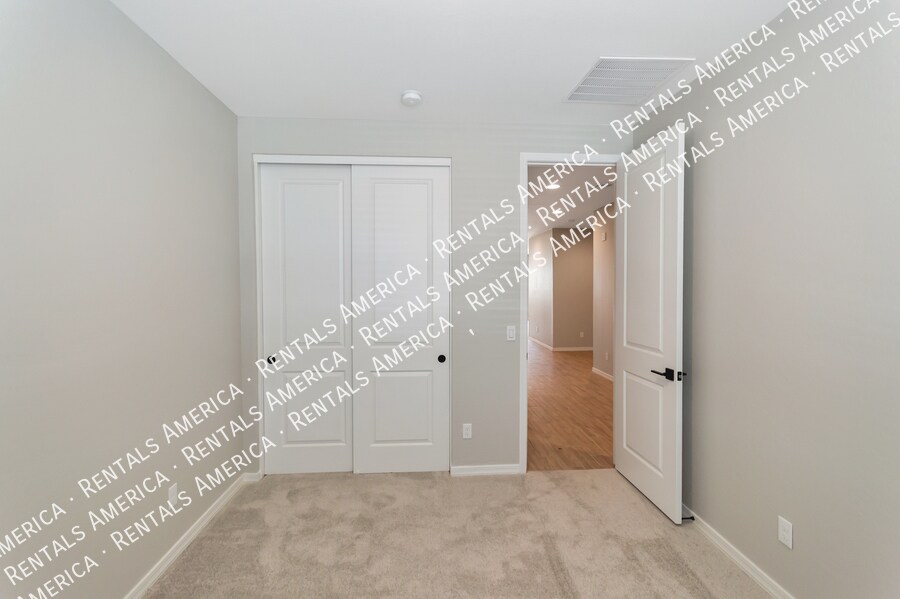 Building Photo - 36033 W San Clemente Ave