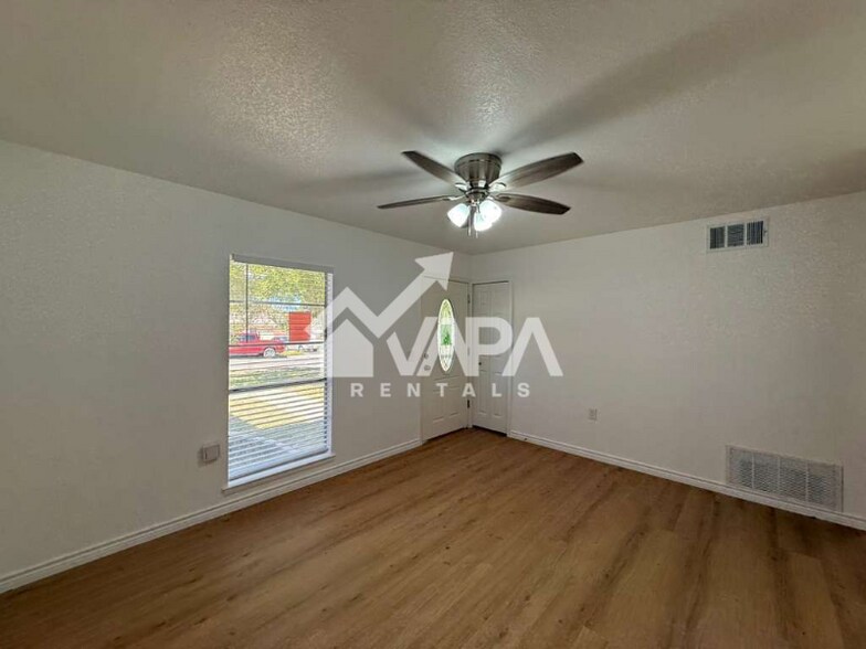 Building Photo - 7814 Hollow Oak