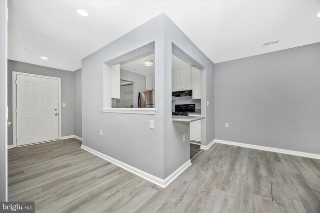 Building Photo - 10001 Vanderbilt Cir