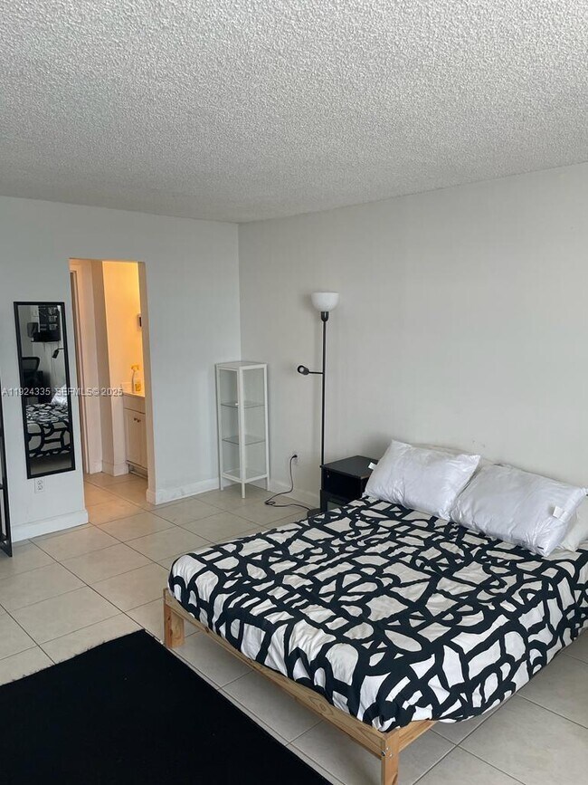 Building Photo - 2350 NE 135th St