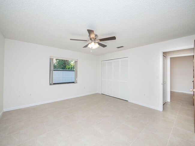 Building Photo - South Lakeland Duplex!