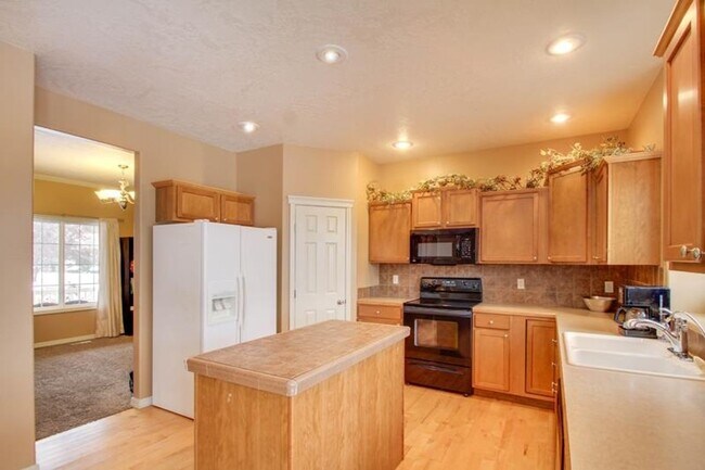 Building Photo - Cute 4 Bed 2.5 Bath home!