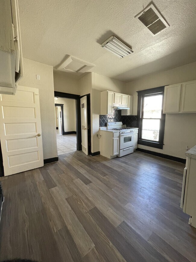 Building Photo - 3215 Wyoming Ave