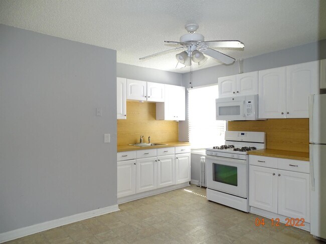 Building Photo - 124 W 8th St