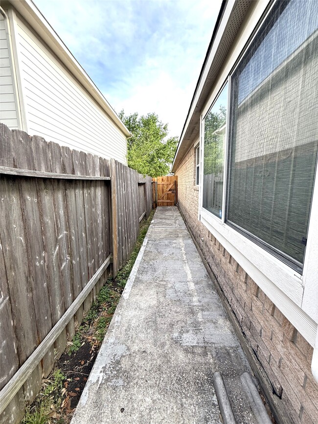 Building Photo - 13830 Fort Nelson Dr